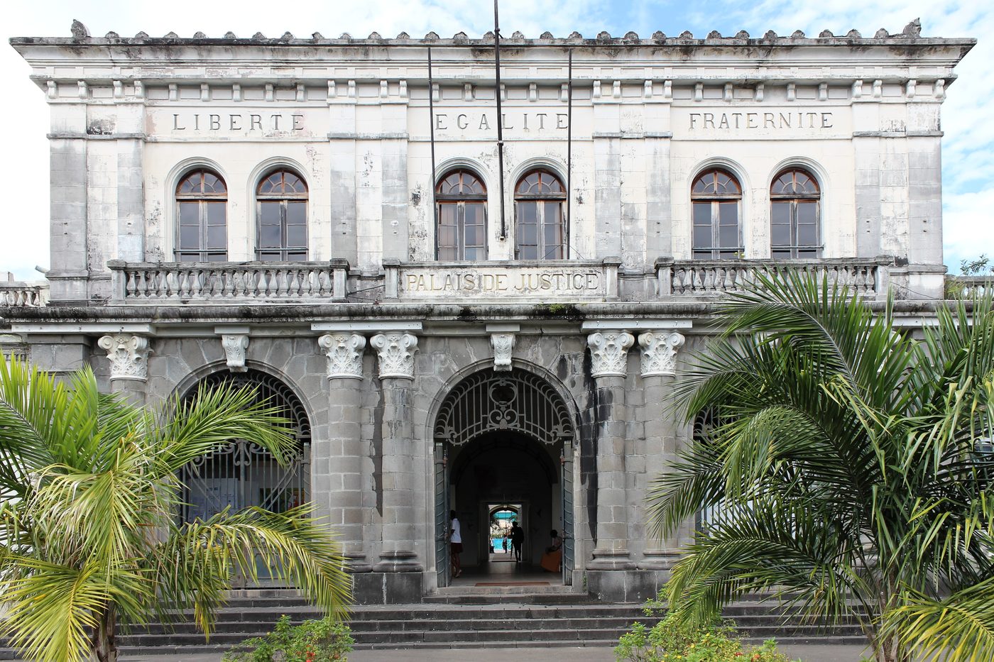 Façade de l'ancien palais de justice de Fort-de-France, en Martinique, avec la devise Liberté Égalité Fraternité gravée dans la pierre